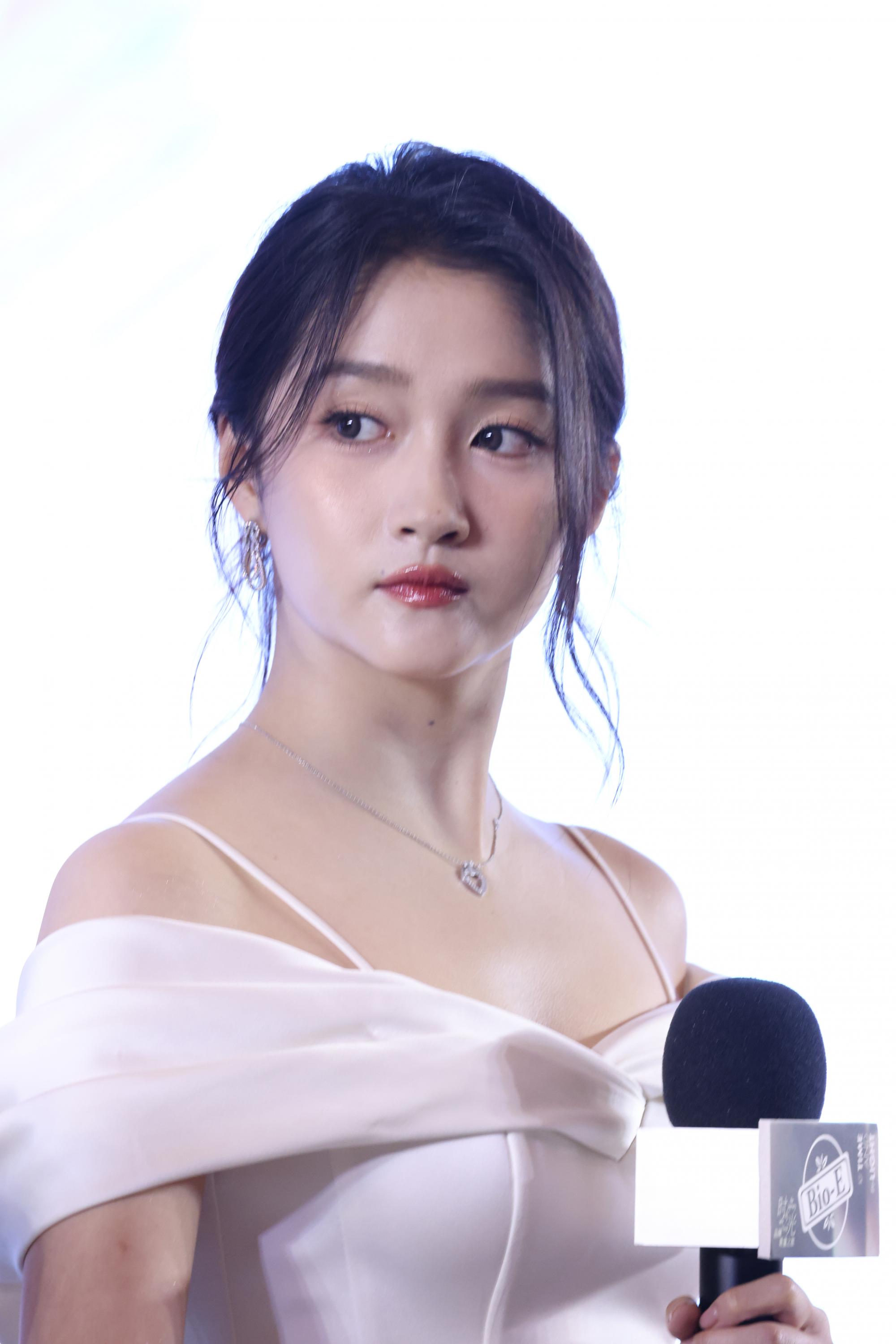 关晓彤现场侧脸头部正面生图照[3]